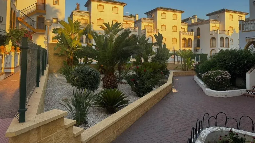 Apartamento de 3 dormitorios en Torrevieja, Spain No. 831 № 21