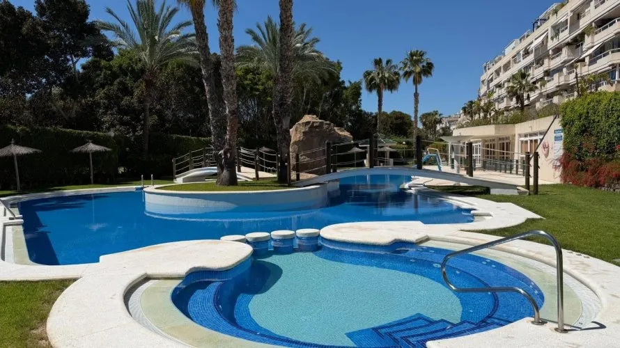 Apartamento de 2 dormitorios en Alicante, Spain No. 911
