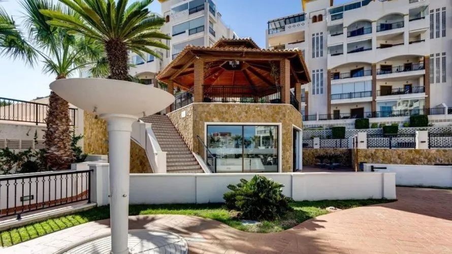 Apartamento de 3 dormitorios en Guardamar del Segura, Spain No. 663 № 3