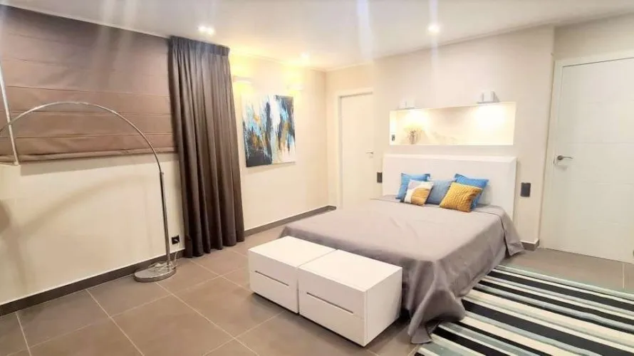 Villa de 5 dormitorios en Calpe, Spain No. 374 № 1