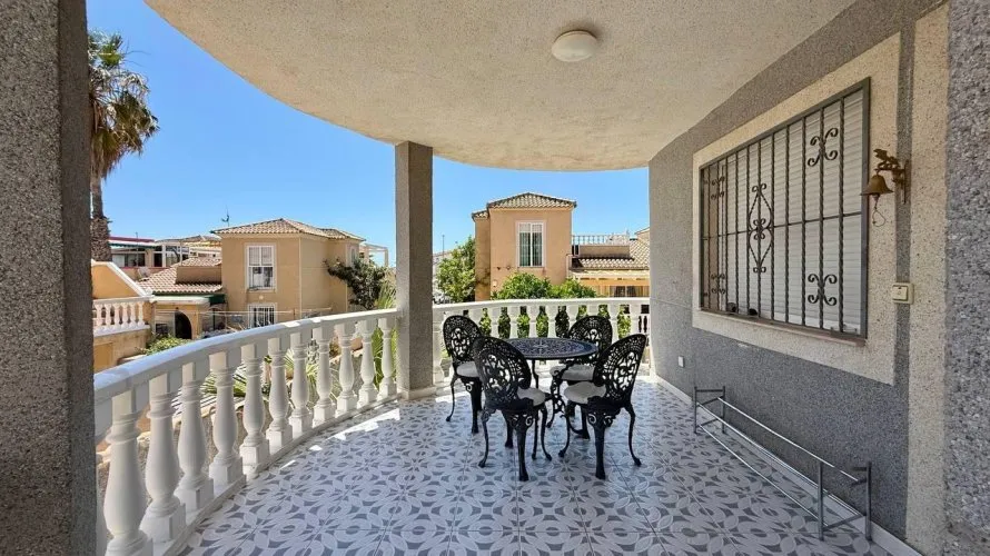 Villa de 4 dormitorios en Playa Flamenca II, Spain No. 175