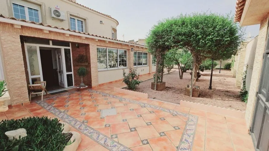 Villa de 5 dormitorios en Torrevieja, Spain No. 750 № 1
