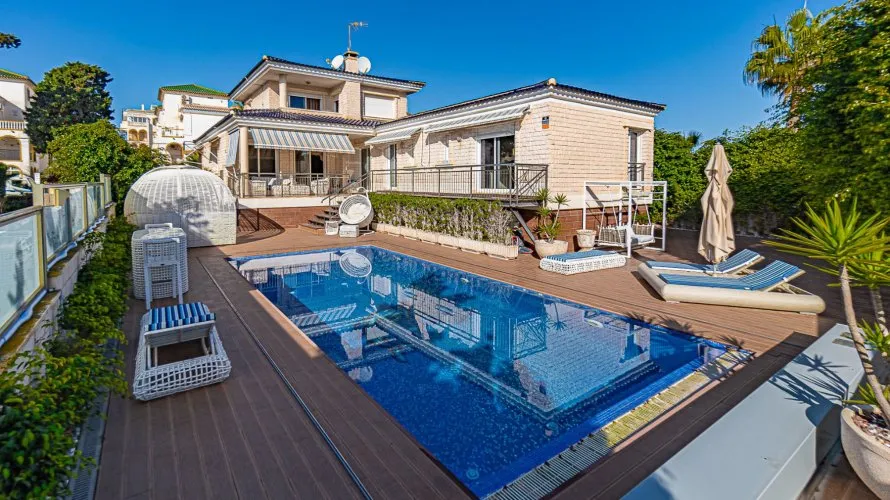 Villa de 370m² en La Mata, Spain No. 1119