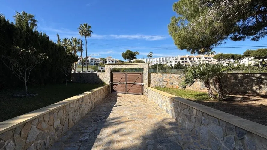 Villa de 3 dormitorios en Cabo Roig, Spain No. 110 № 4