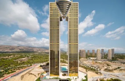 Apartamento de 3 dormitorios en Benidorm, Spain No. 380