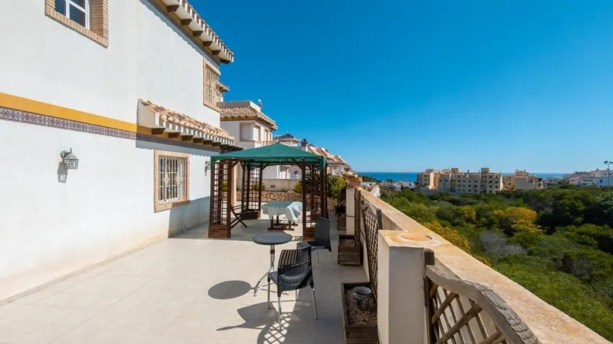 Сasa de 3 dormitorios en La Mata, Spain No. 227 № 3