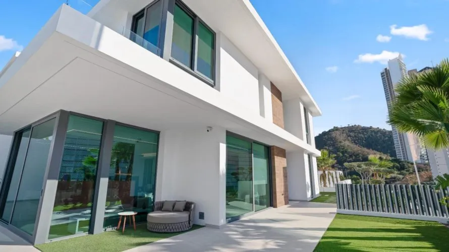 Villa de 4 dormitorios en Benidorm, Spain No. 1188
