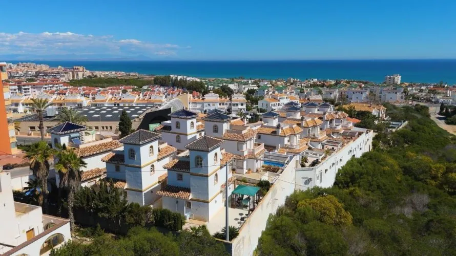 Сasa de 3 dormitorios en La Mata, Spain No. 227 № 1