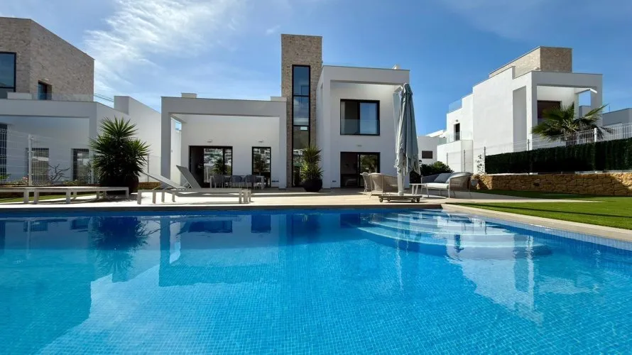 Villa de 5 dormitorios en Finestrat, Spain No. 1092