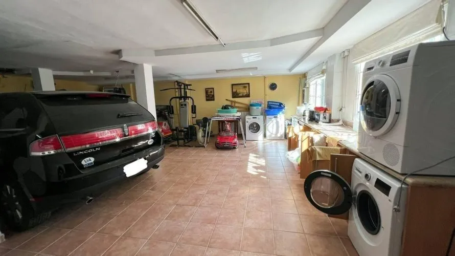 Apartamento de 4 dormitorios en Manises, Spain No. 1369