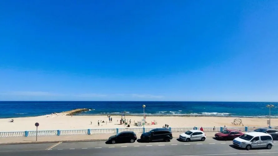 Apartamento de 4 dormitorios en Torrevieja, Spain No. 581 № 1