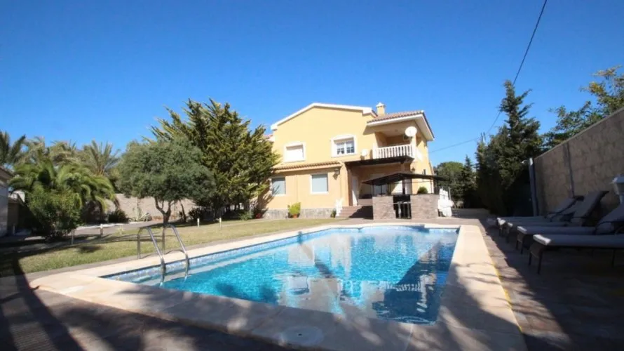 Villa de 5 dormitorios en Cabo Roig, Spain No. 583