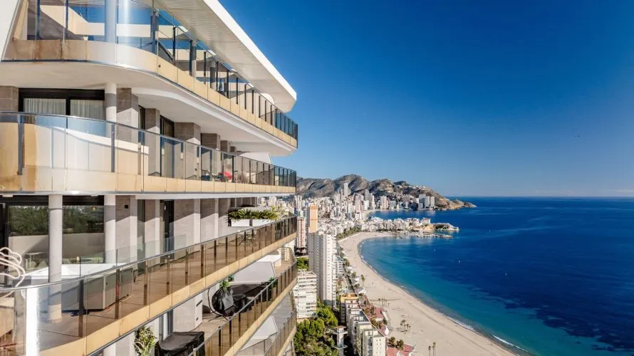 Apartamento de 3 dormitorios en Benidorm, Spain No. 703 № 1