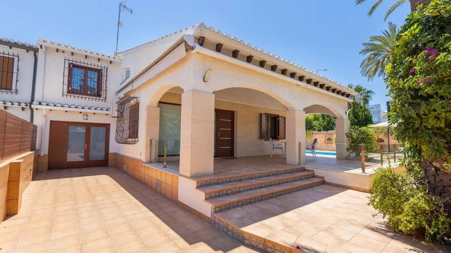 Villa de 4 dormitorios en Alicante, Spain No. 780 № 22