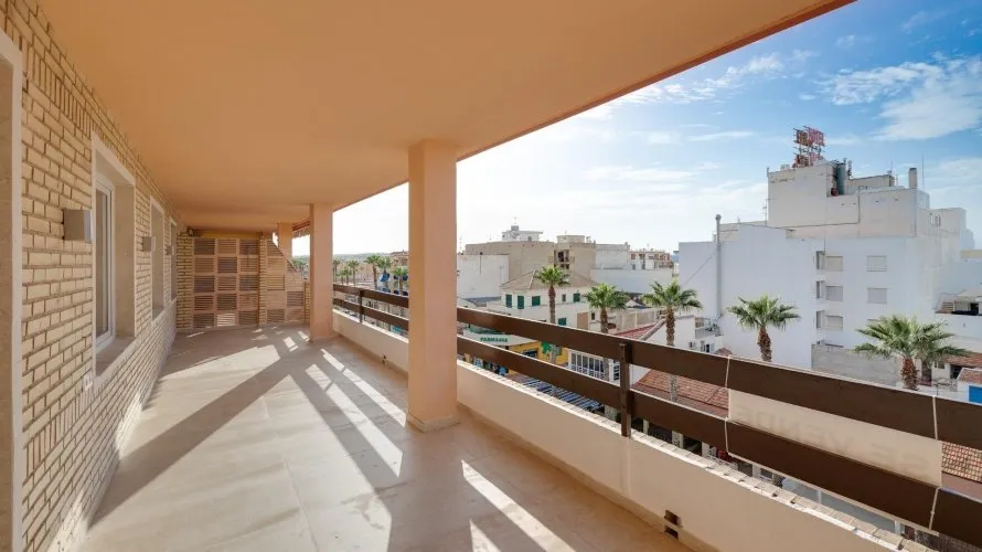 Apartamento de 3 dormitorios en Torrevieja, Spain No. 908