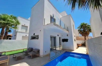 Apartamento de 3 dormitorios en Torrevieja, Spain No. 1493