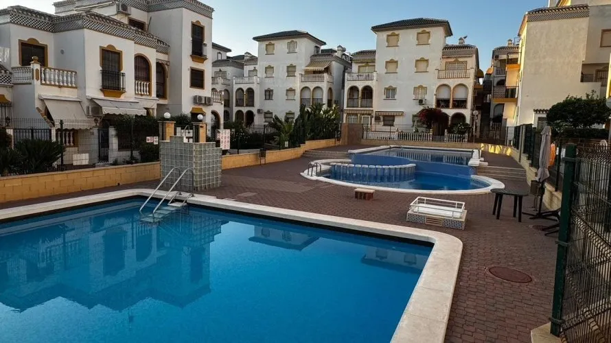Apartamento de 3 dormitorios en Torrevieja, Spain No. 831