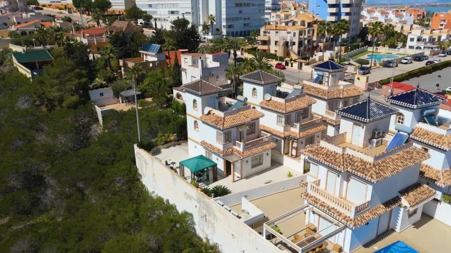 Сasa de 3 dormitorios en La Mata, Spain No. 227 № 4