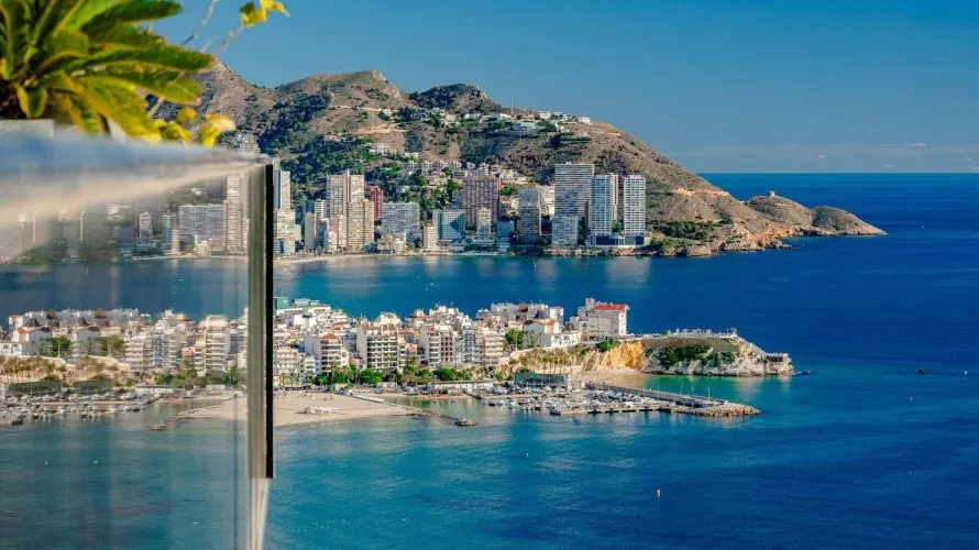 Apartamento de 3 dormitorios en Benidorm, Spain No. 703