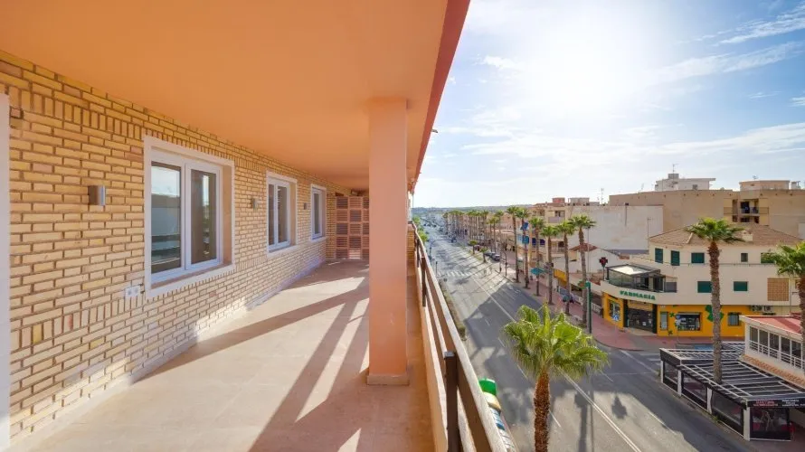Apartamento de 3 dormitorios en Torrevieja, Spain No. 908 № 8