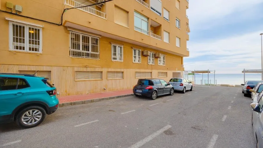 Apartamento de 2 dormitorios en Torrevieja, Spain No. 2859 № 1