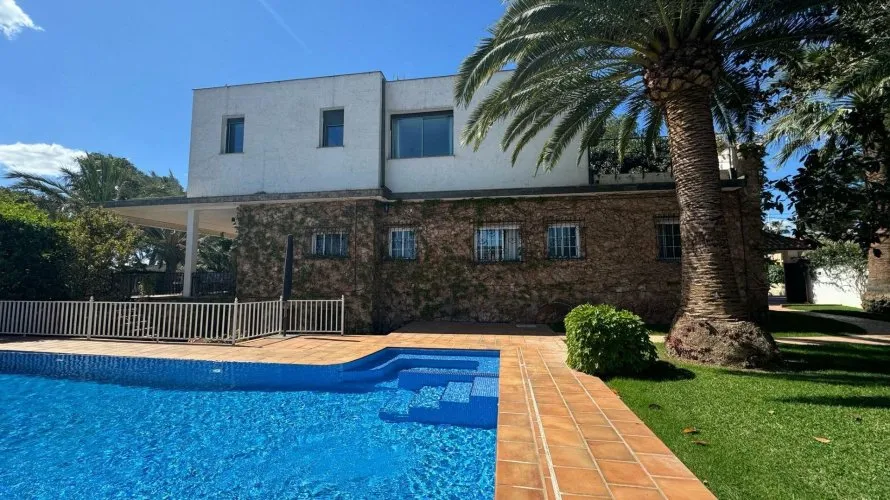 Villa de 4 dormitorios en Riba-roja de Túria, Spain No. 1548 № 1