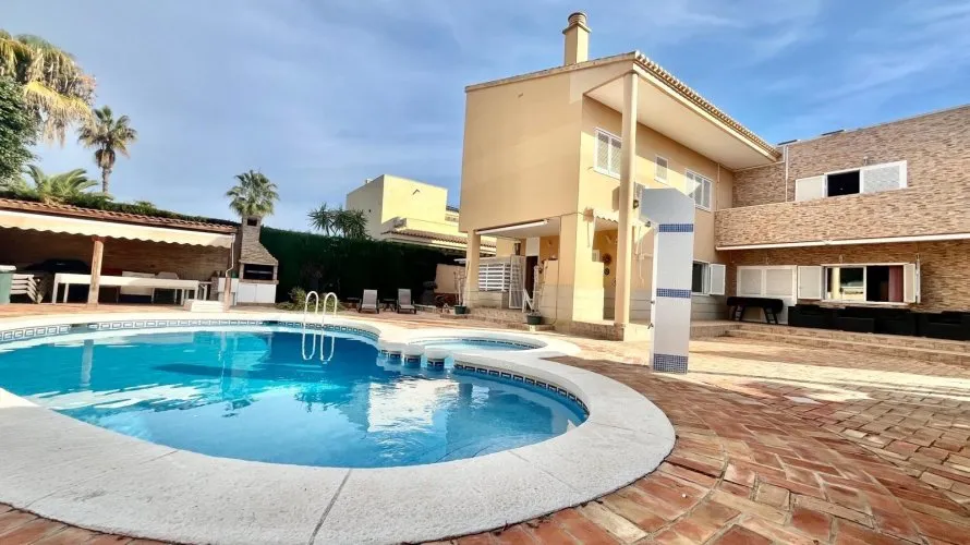 Villa de 4 dormitorios en Torrevieja, Spain No. 234 № 1