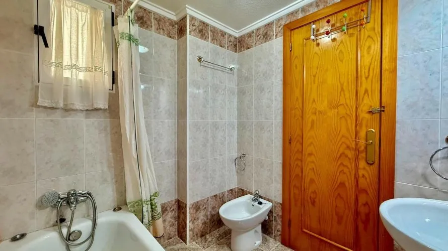 Apartamento de 2 dormitorios en Torrevieja, Spain No. 3198 № 7