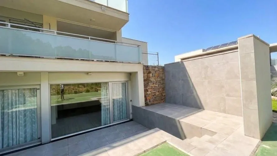 Apartamento de 4 dormitorios en Chiva, Spain No. 3291 № 1