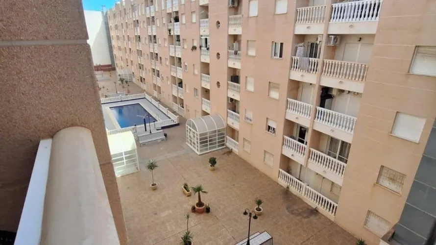 Apartamento de 1 dormitorio en Torrevieja, Spain No. 3328 № 1