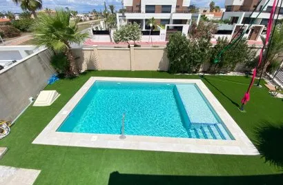 Apartamento de 3 dormitorios en Torrevieja, Spain No. 3197