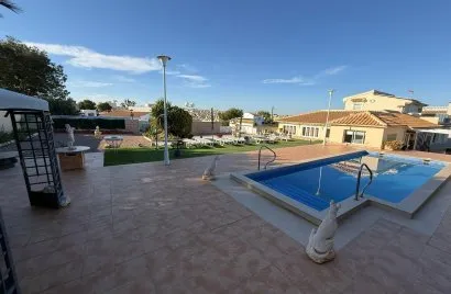 Villa de 4 chambres à Villamartin, Spain No. 1155