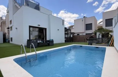 Villa de 5 chambres à Torrevieja, Spain No. 925