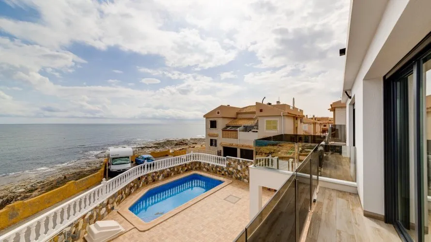 Villa de 210m² à Torrevieja, Spain No. 754 № 2