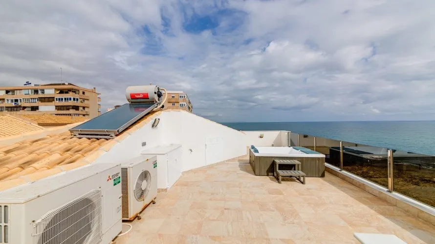 Villa de 210m² à Torrevieja, Spain No. 754 № 1