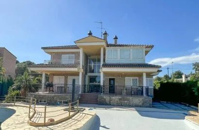 Apartment de 4 chambres à Manises, Spain No. 1369