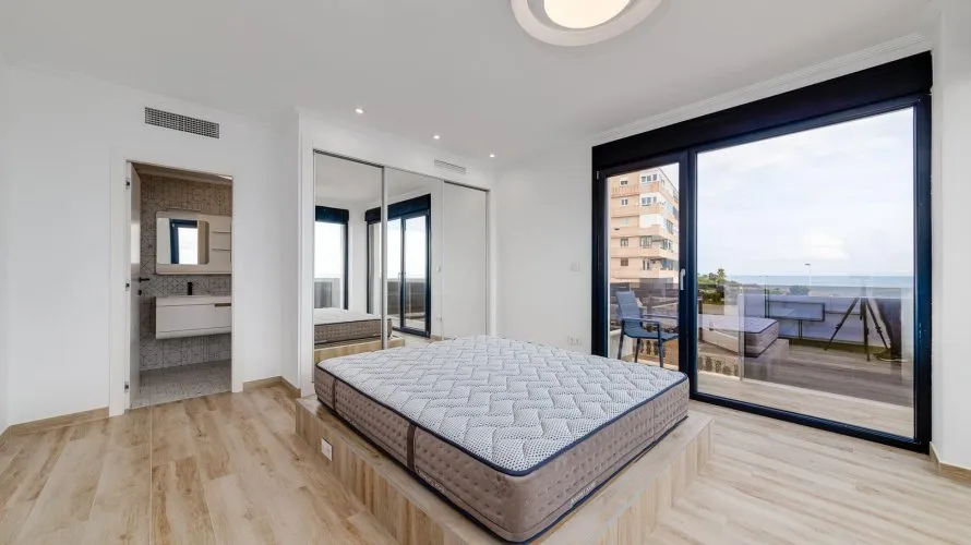 Villa de 210m² à Torrevieja, Spain No. 754 № 7