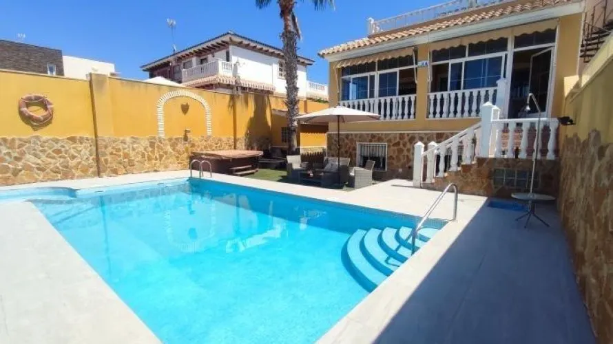 Apartment de 283m² à Torrevieja, Spain No. 649 № 18