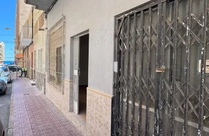 Commercial property de 261m² à Torrevieja, Spain No. 2746
