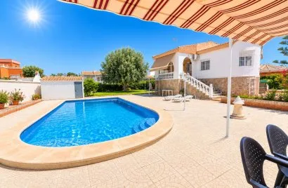Villa de 200m² à Torrevieja, Spain No. 3088