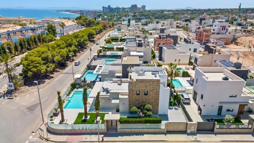 4 bedrooms villa for sale, Campoamor, Spain No. 694 № 1