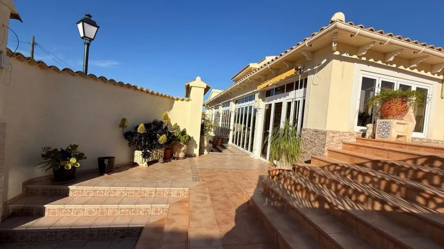 4 bedrooms villa for sale, Villamartin, Spain No. 1155 № 4
