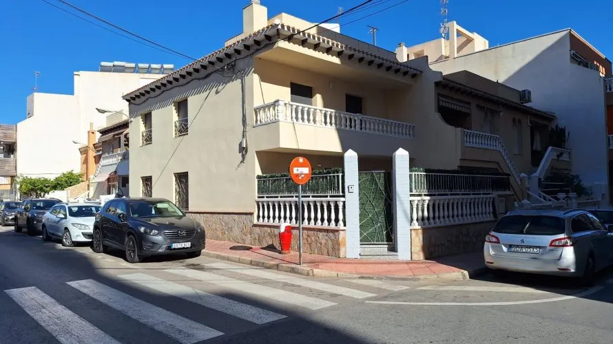 3 bedrooms house for sale, Torrevieja, Spain No. 997 № 1