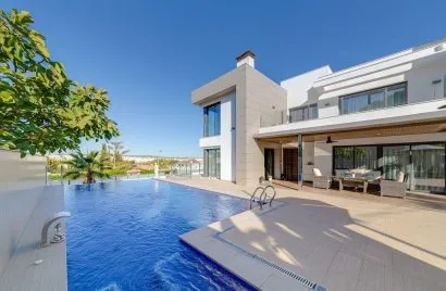 461m² villa for sale, Torrevieja, Spain No. 1022