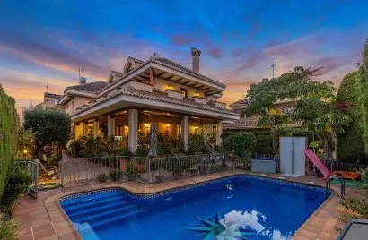 6 bedrooms villa for sale, La Veleta, Spain No. 1071