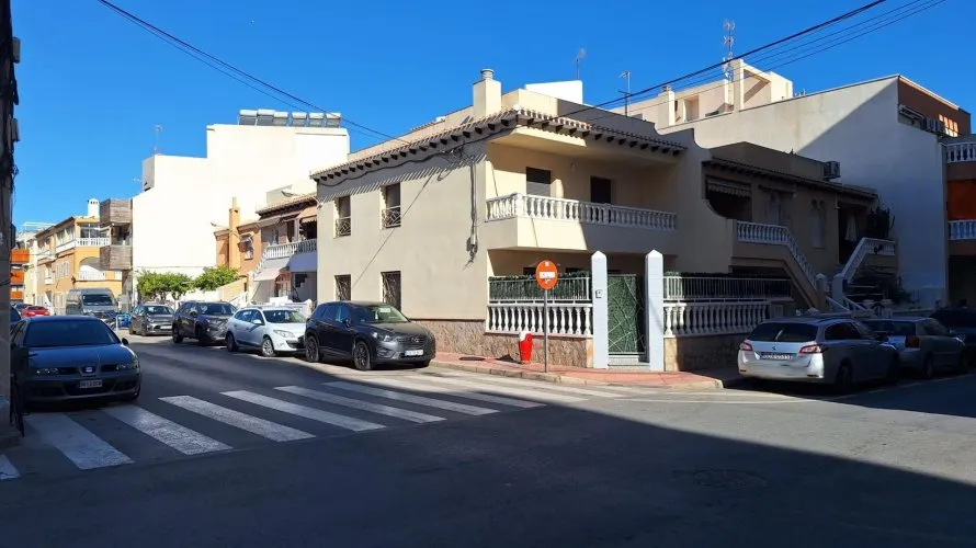 3 bedrooms house for sale, Torrevieja, Spain No. 997 № 2