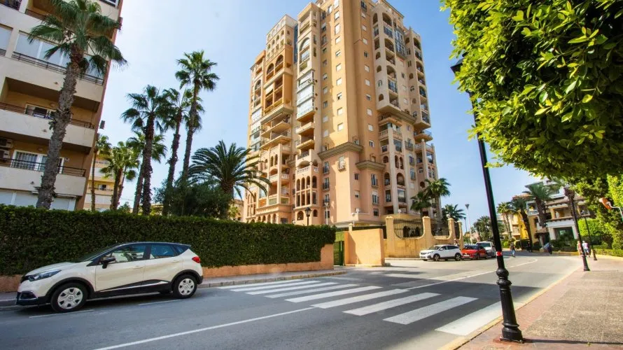 3 bedrooms apartment for sale, Torrevieja, Spain No. 112 № 1