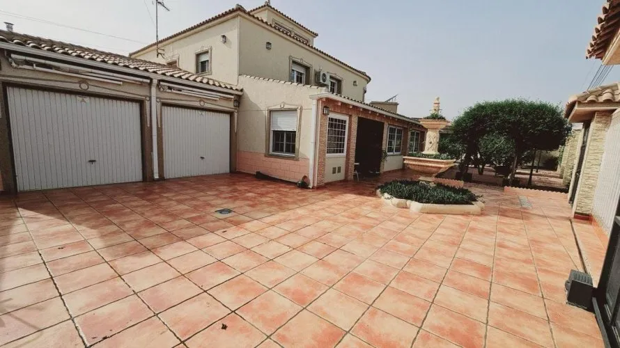 5 bedrooms villa for sale, Torrevieja, Spain No. 750