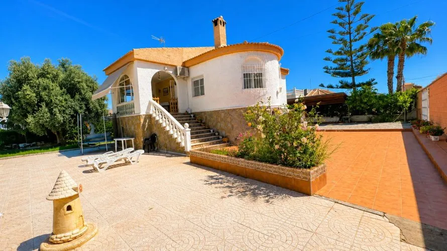 200m² villa for sale, Torrevieja, Spain No. 3088 № 1